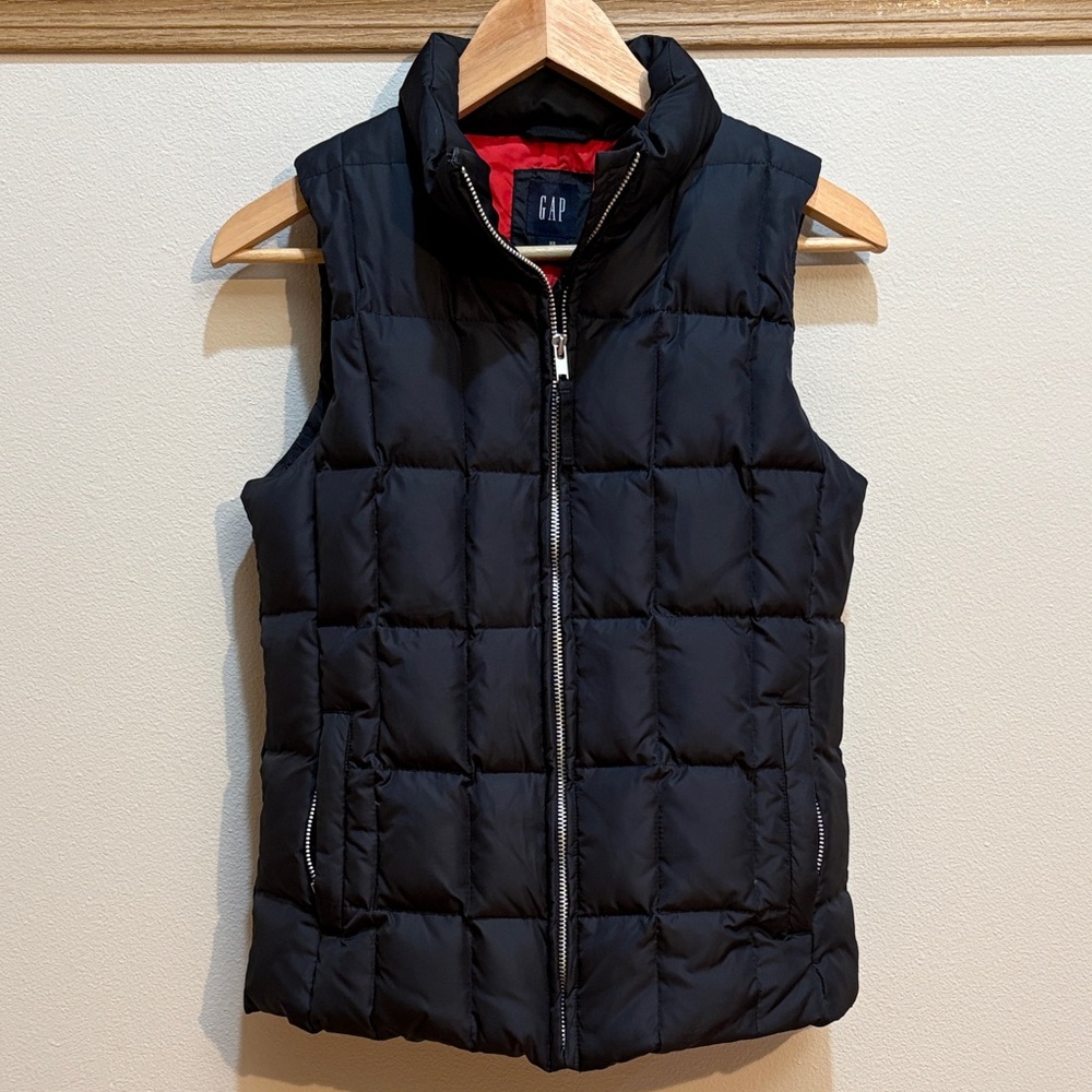 GAP Women's Black Puffer Vest